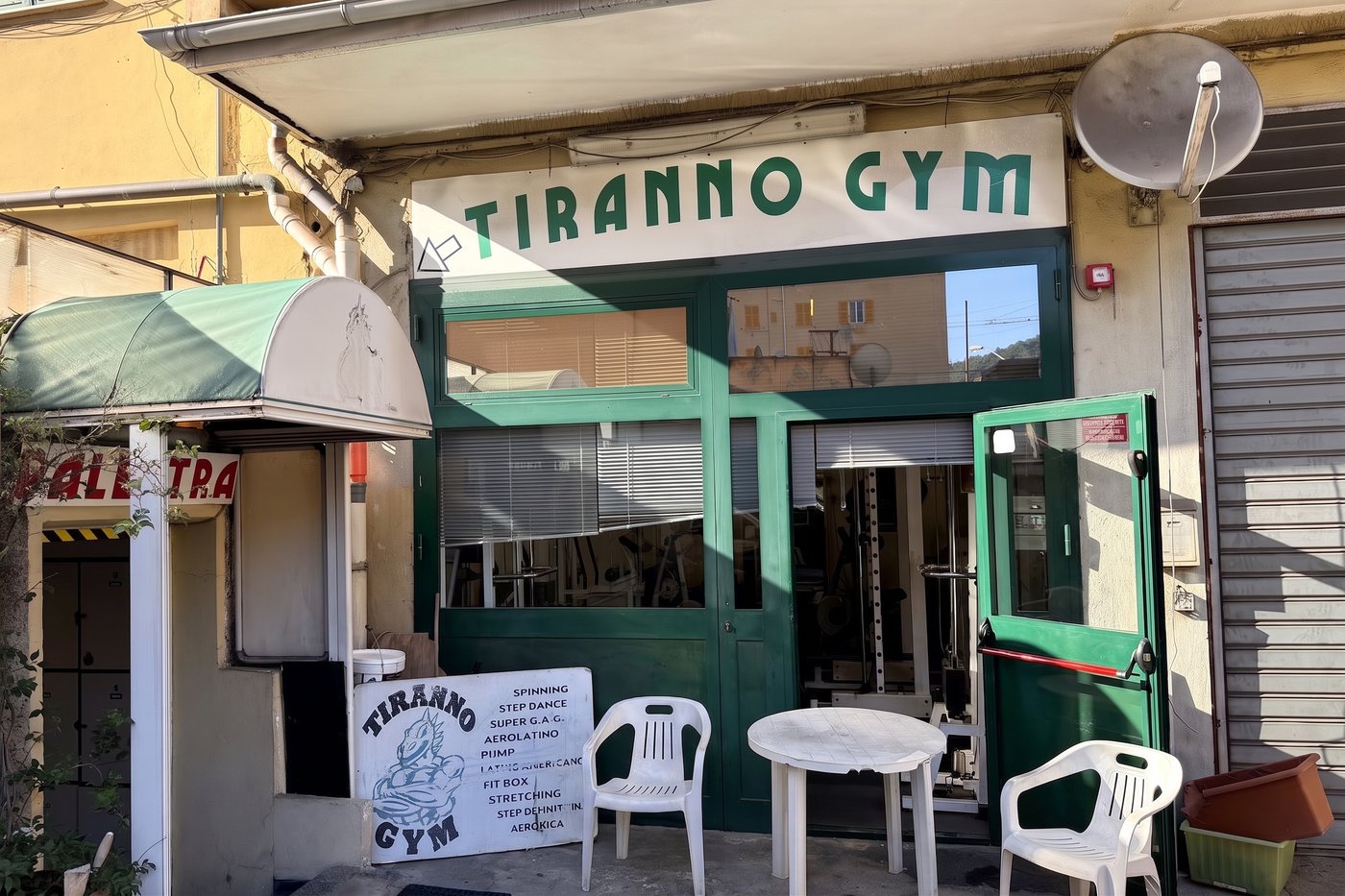 L'ingresso della Tiranno Gym in Via Canepari, con l'insegna verde